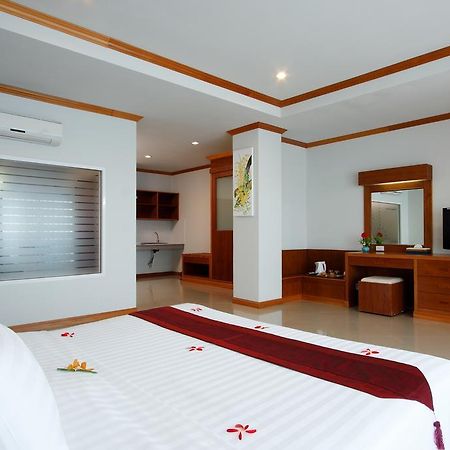 Blue Beach Club & Resort Patong Room photo